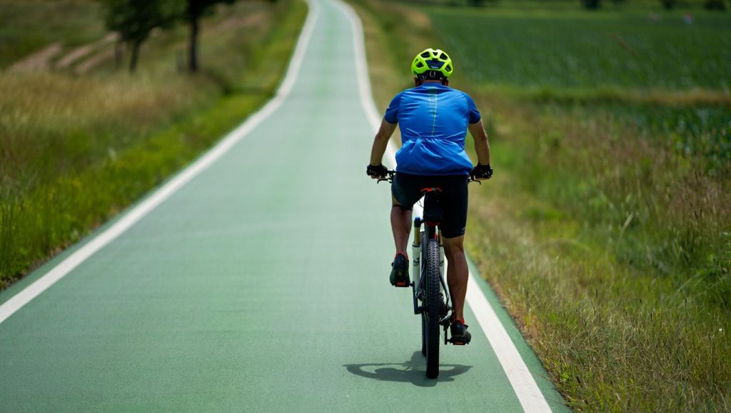 240 km de voie verte 14 villages et zéro voiture : voici lʼitinéraire à faire à vélo cet été