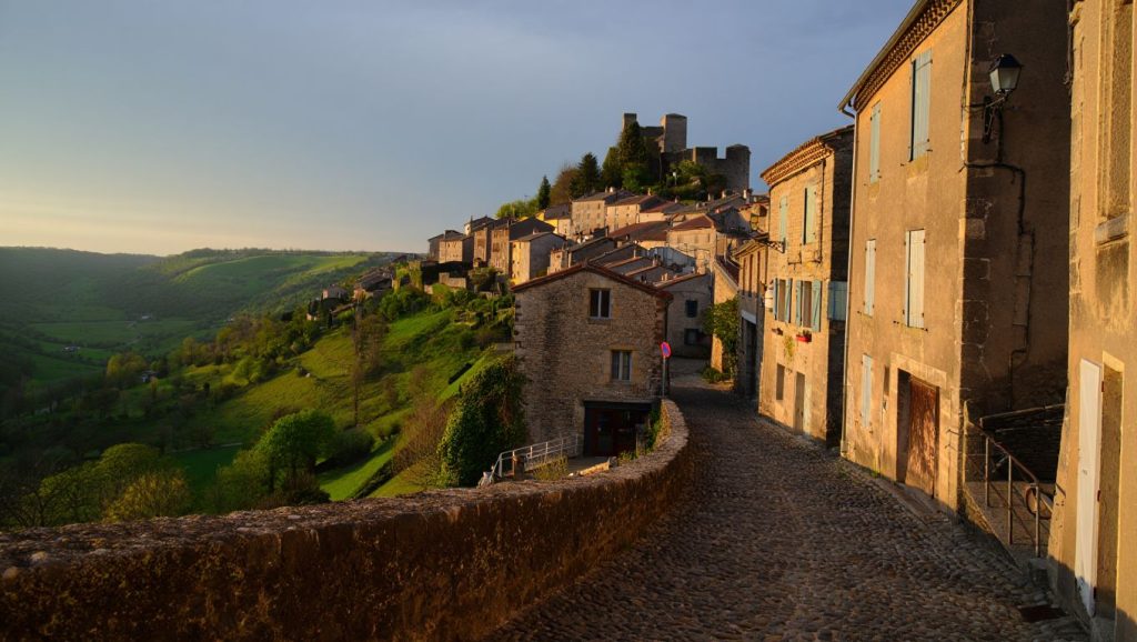 À 1h de Lyon ce village médiéval perché rouvre ses ruelles pour la saison estivale