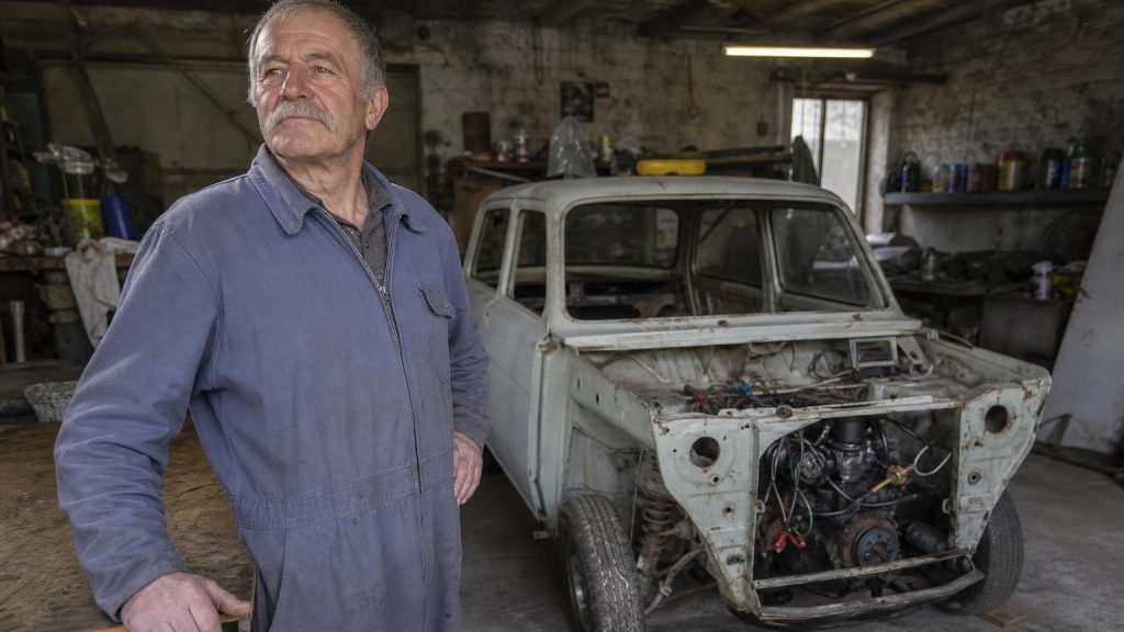 ʼTout le monde me dit que je suis fouʼ: Bernard restaure depuis dix ans une Simca 1000 dans sa grange