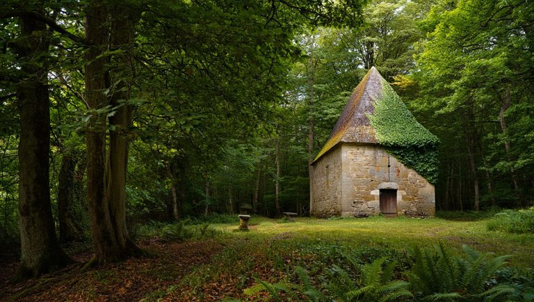 Cachée au fond dʼune forêt du Perche cette chapelle médiévale est un trésor oublié de Normandie