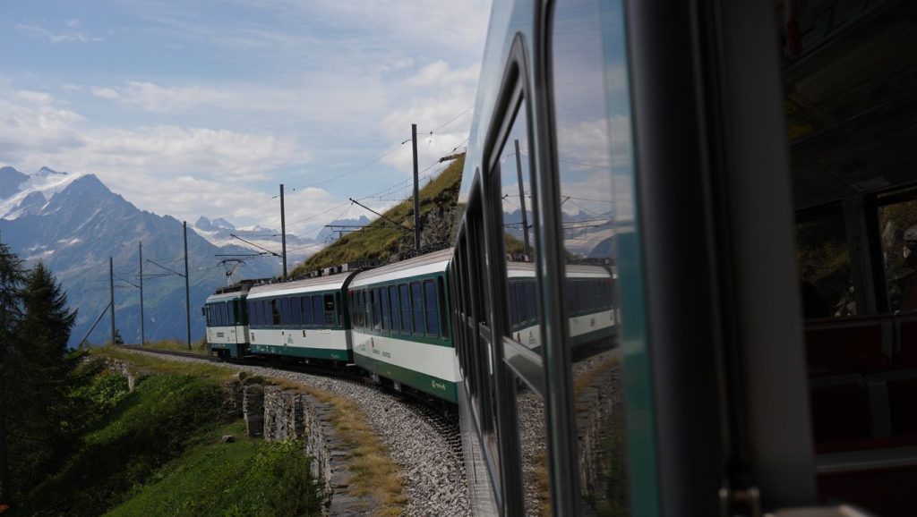 EN IMAGES. Ce train panoramique des Alpes rouvre pour lʼété et le trajet est spectaculaire