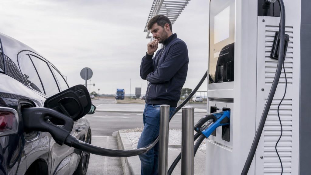 Faut-il vraiment recharger sa voiture électrique à 100 % avant chaque long trajet?