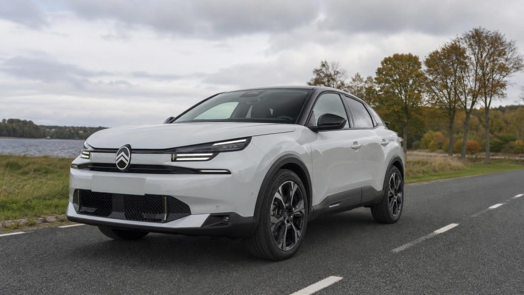 Nouveau Citroën C4 restylé (2026): voici à quoi ressemble la berline compacte au losange double chevron