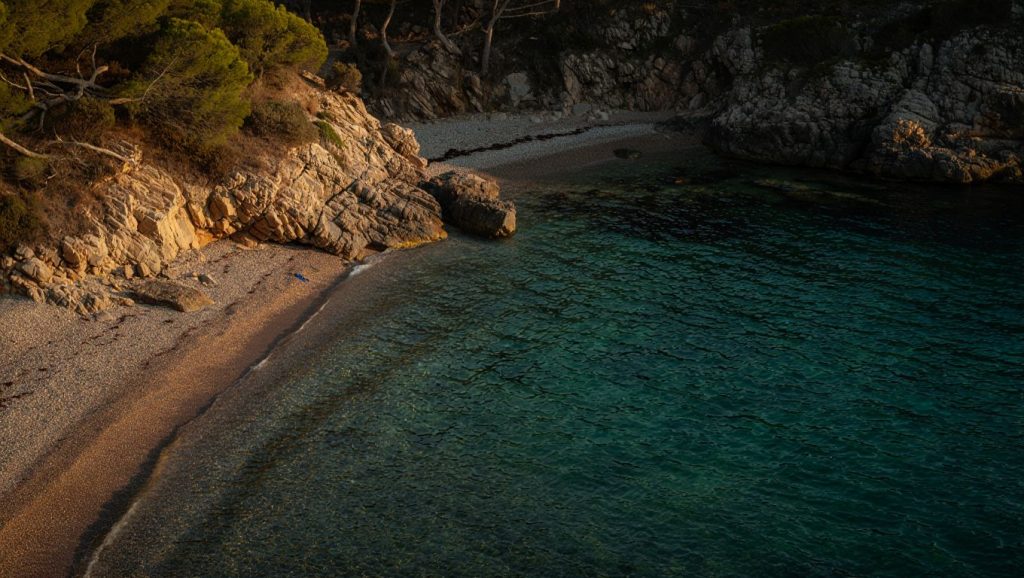 Oubliez la Côte dʼAzur : ces criques du Var restent presque vides en juin et lʼeau est déjà à 22°C