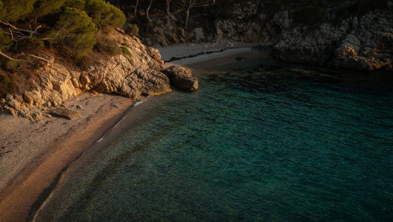 Oubliez la Côte dʼAzur : ces criques du Var restent presque vides en juin et lʼeau est déjà à 22°C