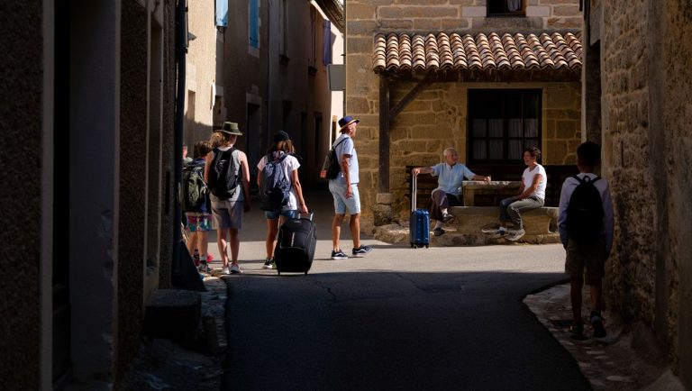 Personne ne le dit mais ces villages du Gard absorbent le trop-plein de touristes des gorges cet été