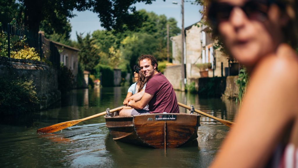 Surnommé la ʼpetite Venise du Poitouʼ ce village aux canaux se découvre en barque tout lʼété