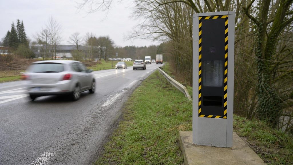 Un nouveau radar fixe vient dʼêtre installé sur cette route fréquentée près de Rodez en Aveyron