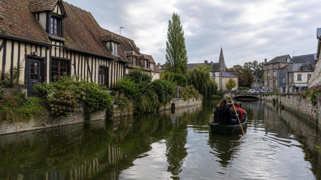 À 2 h de Paris on lʼappelle la Venise normande : la petite ville aux canaux que les cars de touristes ignorent encore