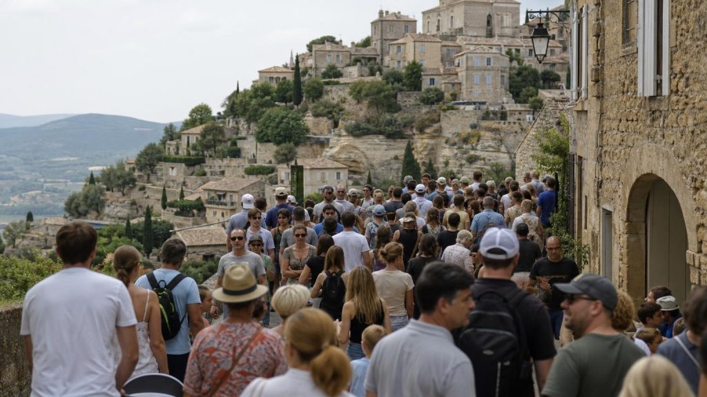 Longtemps épargné ce village perché du Luberon est devenu le nouveau piège à touristes de la Provence : les habitants le fuient dès le vendredi