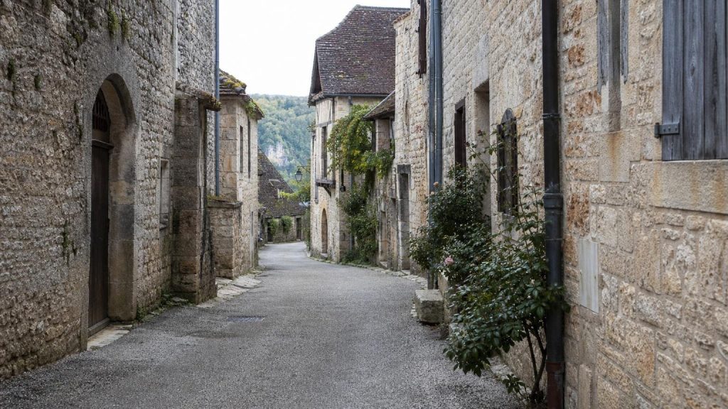200 habitants et 400 000 visiteurs par an : ce village accroché à une falaise du Lot retrouve le silence dès la mi-octobre et ses ruelles se visitent sans personne