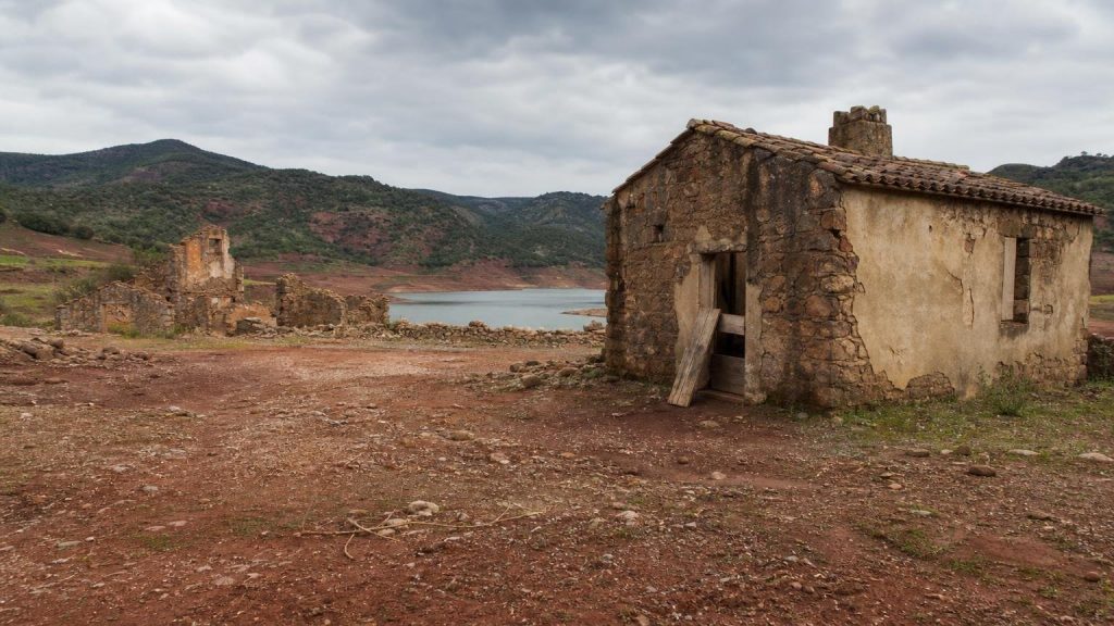 Abandonné en 1969 pour un lac qui ne lʼa jamais englouti ce village de lʼHérault renaît au bord dʼune terre rouge : les premières maisons ont rouvert 55 ans plus tard