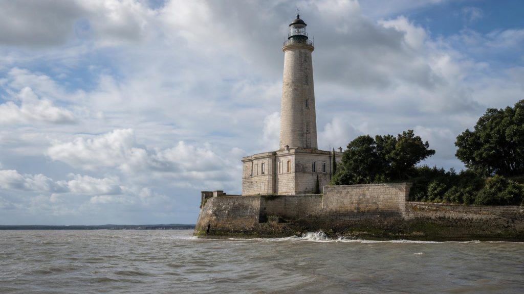 Allumé en 1611 ce phare de la Gironde éclaire toujours lʼestuaire et reste le dernier de France habité par des gardiens : il se visite jusquʼà la Toussaint