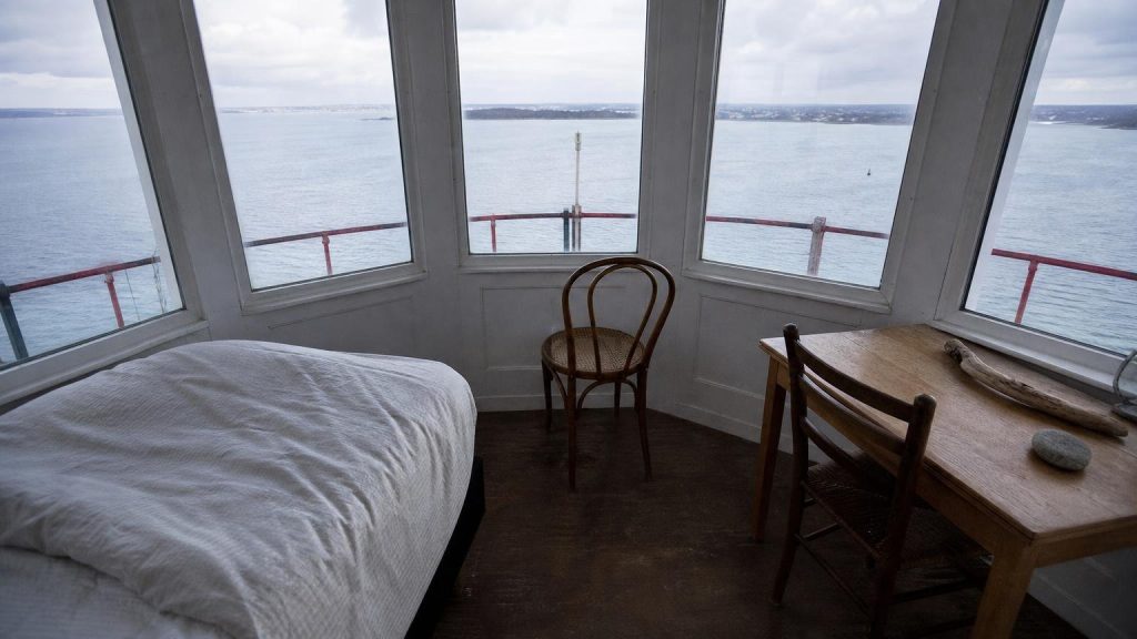 Ce phare du Morbihan loue sa chambre tout en haut de la tour : on y dort au-dessus de la rade avec la mer à 360° et personne dʼautre dans le bâtiment