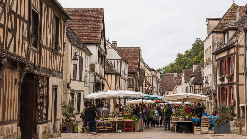 Classé parmi les Plus Beaux Villages de France ce village de lʼYonne à 2 h de Paris nʼa ni parking payant ni boutique de souvenirs et ses maisons à colombages encadrent toujours le marché