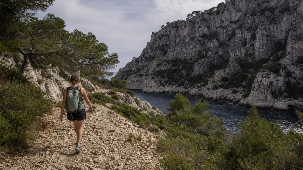 Fermés une bonne partie de lʼété pour risque dʼincendie les sentiers des calanques rouvrent en automne : la seule saison où lʼon y marche sans réservation ni foule