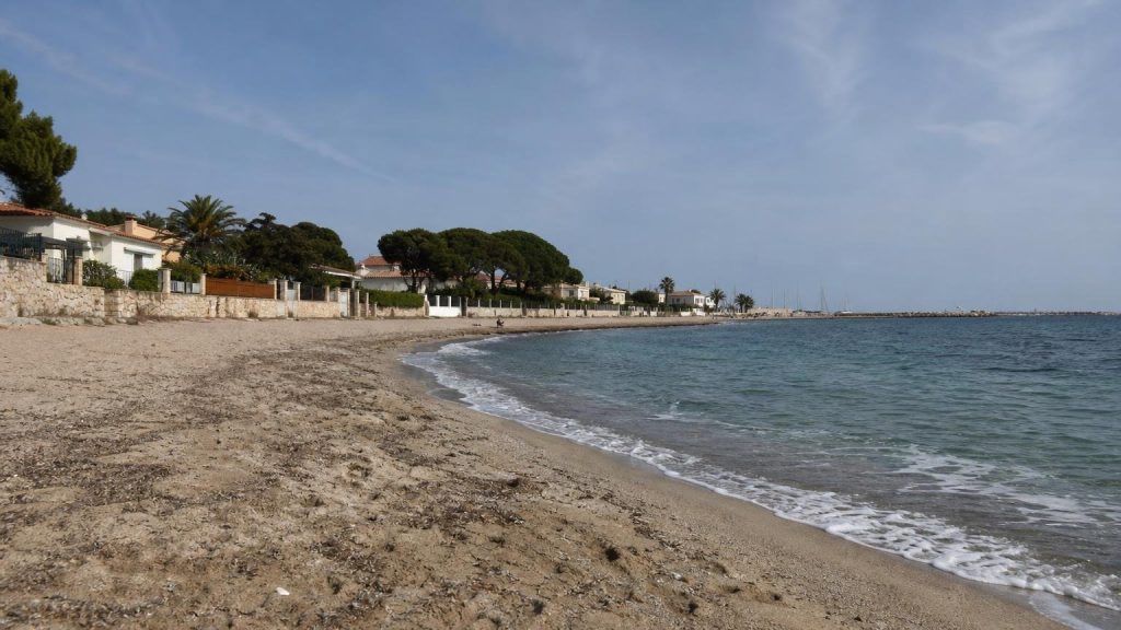 Lʼeau y est encore à 22 °C fin septembre et la plage se vide dès la rentrée : ce coin du Var se rejoint en train depuis Toulon pour le prix dʼun café