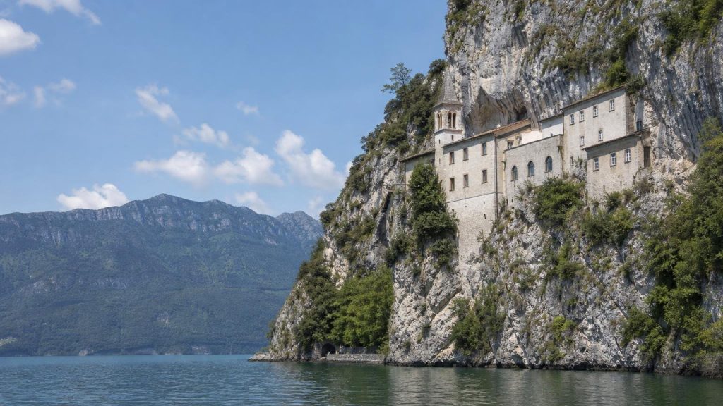 Moins fréquenté que le lac dʼAnnecy ce lac voisin est le plus grand lac naturel de France : 44 km² dʼeau et une abbaye accrochée à la falaise que les Savoyards gardent pour eux