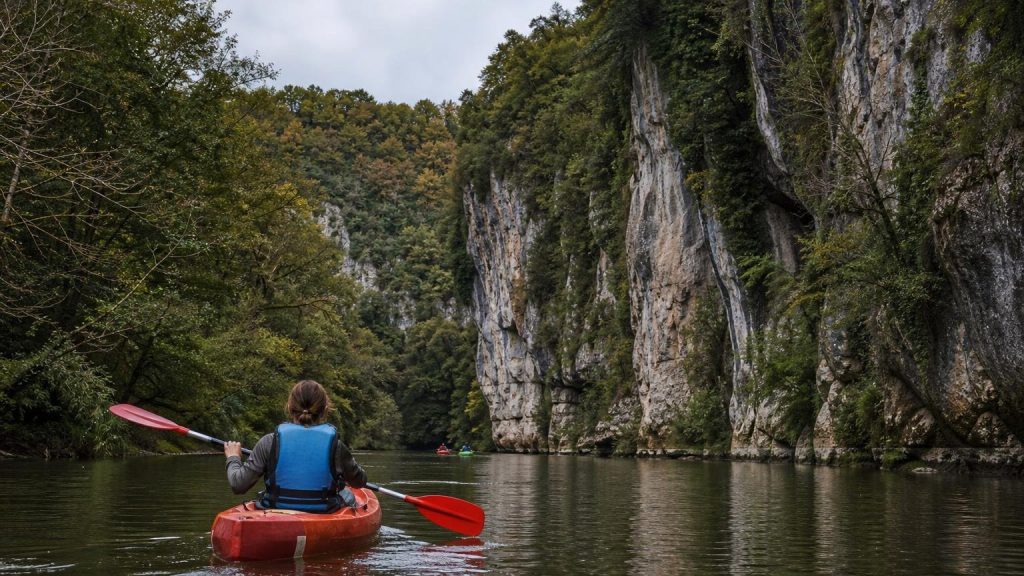 On lʼappelle la Suisse normande et cʼest à 2 h 30 de Paris : des falaises au-dessus dʼune rivière que lʼon descend en kayak jusquʼà la fin octobre