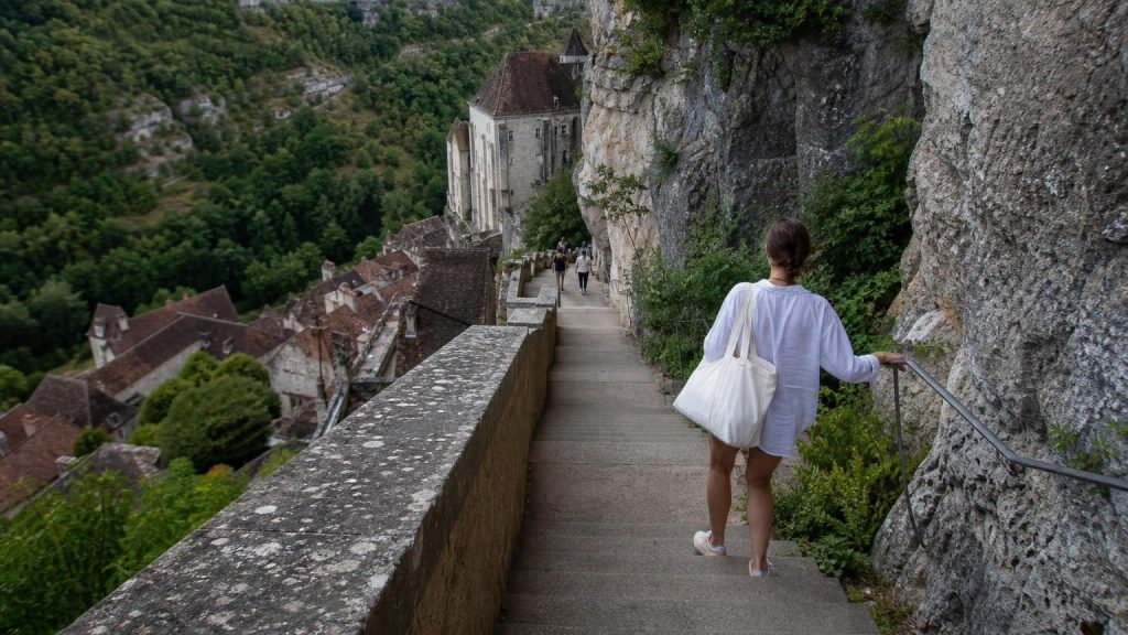 On vous vante Rocamadour comme un village suspendu dans le vide mais personne ne prévient les visiteurs des 216 marches qui les attendent avant la première chapelle