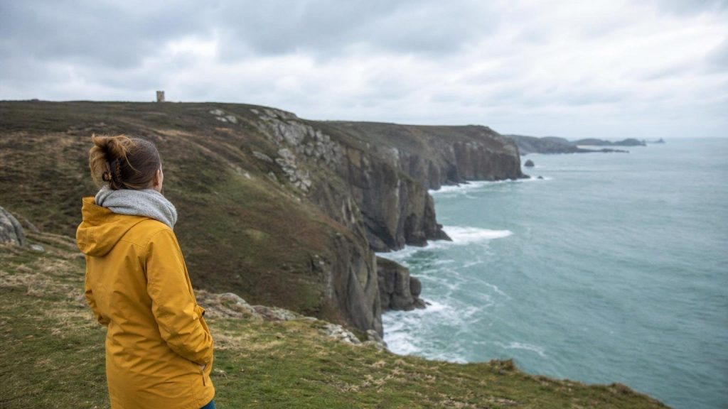 Oubliez Étretat : ce cap du Cotentin culmine à 128 mètres soit près du double des falaises normandes les plus célèbres et lʼautomne y est sans foule