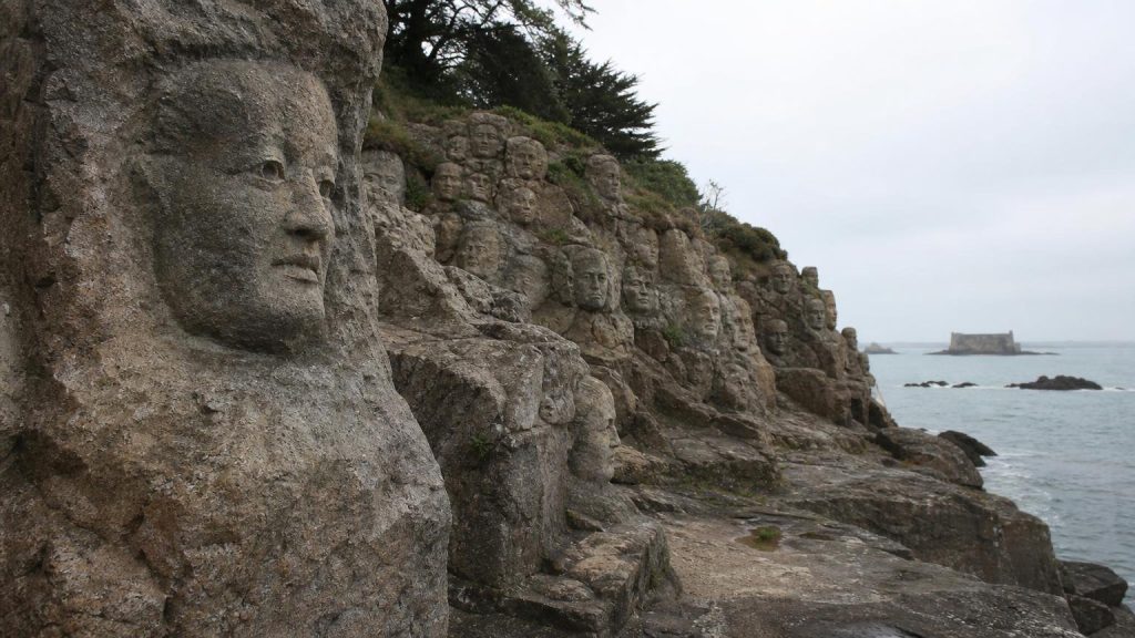 Pendant 13 ans un prêtre devenu sourd a sculpté 300 visages dans les rochers de cette côte bretonne : ils regardent toujours la mer à deux pas de Saint-Malo