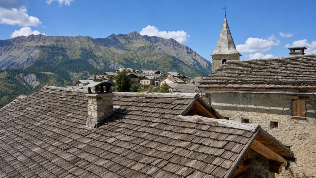 Perché à 2 042 mètres ce village des Hautes-Alpes est le plus haut de tous les Plus Beaux Villages de France : on y dort sous des toits de mélèze qui ont traversé trois siècles