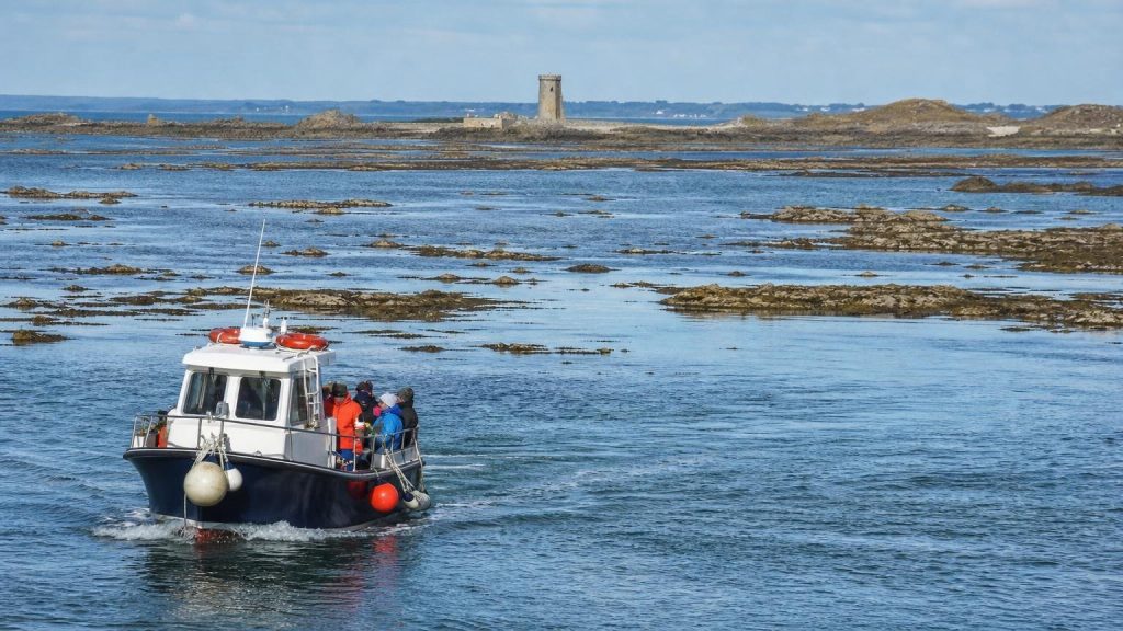 Peu de Français connaissent cet archipel de la Manche pourtant il compte 365 îlots à marée basse et 52 à marée haute : on y va en bateau depuis Granville