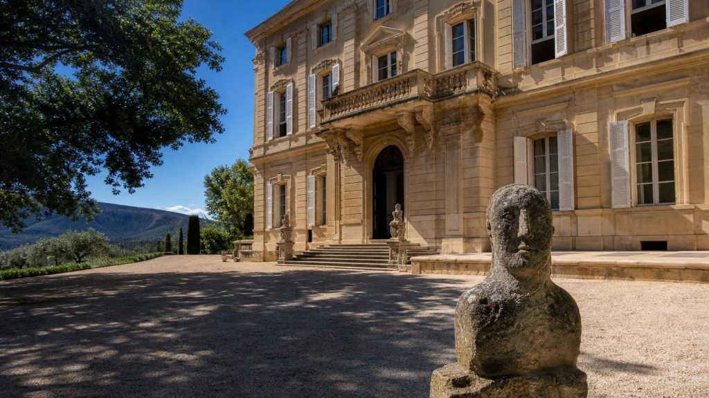 Picasso repose dans le parc de ce château de Provence fermé au public depuis 50 ans : le village au pied de la Sainte-Victoire se visite librement et presque personne ne sʼy arrête