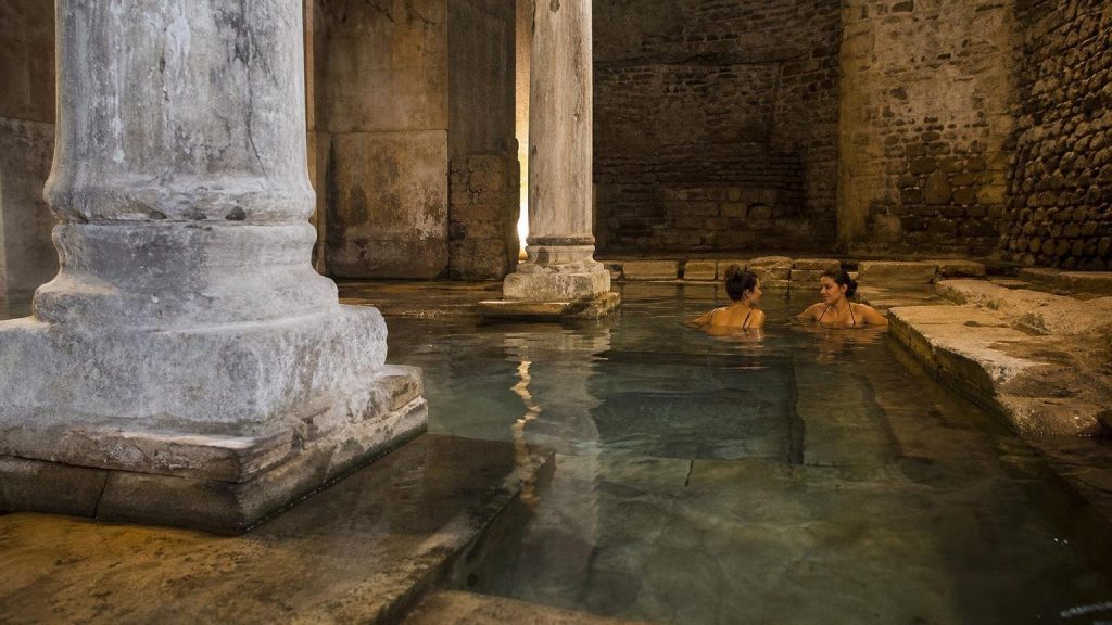 Tout le monde pensait que cette station thermale des Vosges était dépassée – jusquʼà ce que ses bains creusés par les Romains retrouvent une clientèle de trentenaires