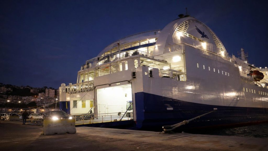 Une ligne directe de nuit relie Toulon à cette île où les plages se vident en octobre : on embarque après le dîner et on débarque au petit matin